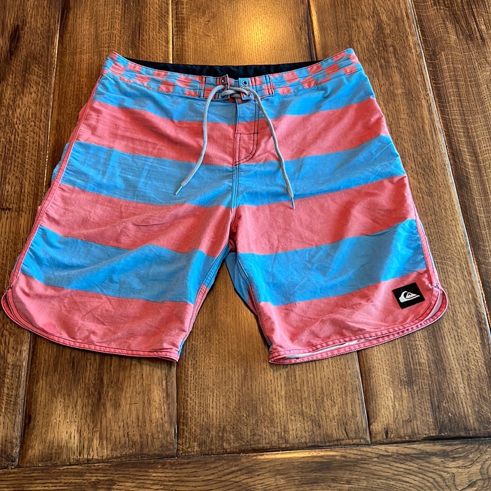 Quiksilver Mens Size 36 Bathing Suit w/one Velcro Back Pocket